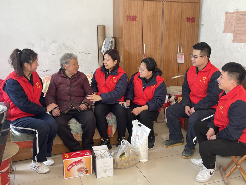 世纪创新公司团支部团员青年志愿者到公司附近开山村看望孤寡老人 世纪创新公司团支部团员青年志愿者到公司附近开山村看望孤寡老人